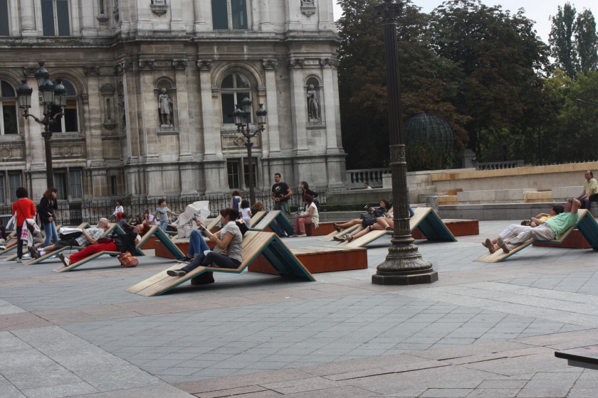People relaxing outside Hôtel de Ville